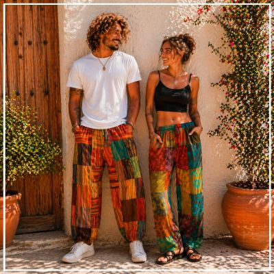 Los pantalones patchwork son una de esas prendas que no pasan desapercibidas. Mezclan tejidos, colores y texturas, y tienen ese punto artesanal que los hace diferentes a cualquier prenda convencional.
. ZAS tu tienda Hippie alternativa
