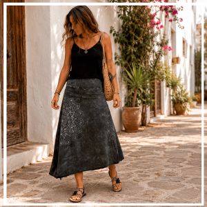 Los tejidos lavados, los acabados desgastados y las texturas naturales conectan porque transmiten comodidad, personalidad y una forma m&aacute;s aut&eacute;ntica de vestir.
. ZAS tu tienda Hippie alternativa