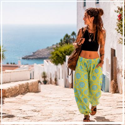 Descubre qu&eacute; prendas hippies y alternativas resultan m&aacute;s c&oacute;modas para viajar. Tejidos ligeros, pantalones amplios, vestidos vers&aacute;tiles y accesorios pr&aacute;cticos para tus escapadas.
. ZAS tu tienda Hippie alternativa