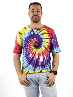 ZAS robapinzas.com | Camiseta hippie con diseño de tie-dye multicolor en espiral. Cada camiseta es única debido al proceso de teñido a mano, por lo que nunca encontrarás dos iguales. Está confeccionada en algodón suave y transpirable, lo que la hace cómoda para usar durante todo el día. El corte de la camiseta es relajado y viene en tallas unisex para un ajuste perfecto en todos los cuerpos. Perfecta para un estilo de vida bohemio y relajado, y para añadir un toque de color y alegría a cualquier conjunto.