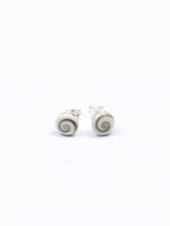 ZAS robapinzas.com | Pendientes fabricados en plata de ley 925 con Ojos de Shiva engarzados. Pendientes tipo botón pequeño con tuerca de plata de ley. Precio por Par